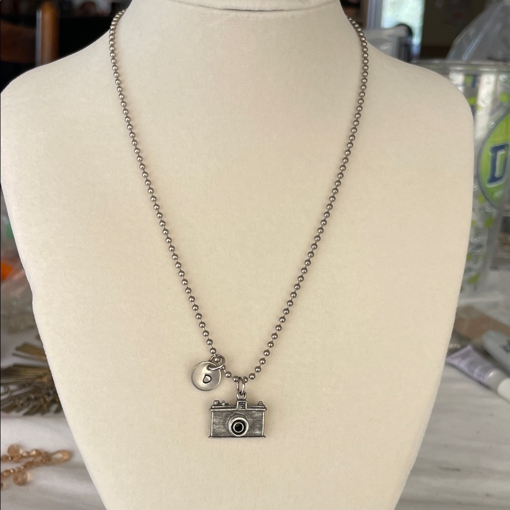 Chic Silver Camera Pendant Necklace